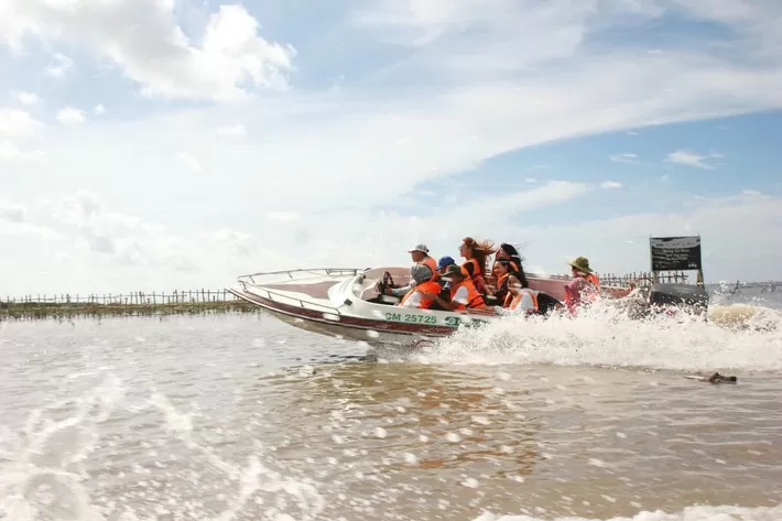 Trải nghiệm 'rẽ sóng, đạp nước' tại Cà Mau. (Nguồn: Đại biểu Nhân dân)