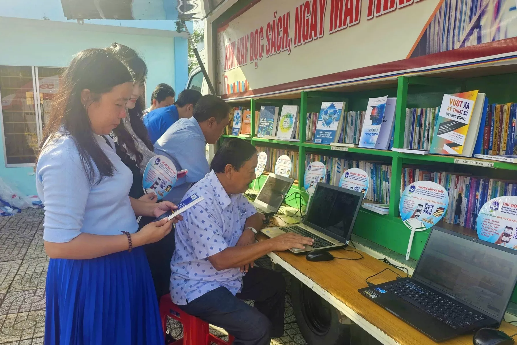 Người dân trải nghiệm các ứng dụng của chuyển đổi số. Ảnh: A.X Người dân trải nghiệm các ứng dụng của chuyển đổi số. Ảnh: A.X