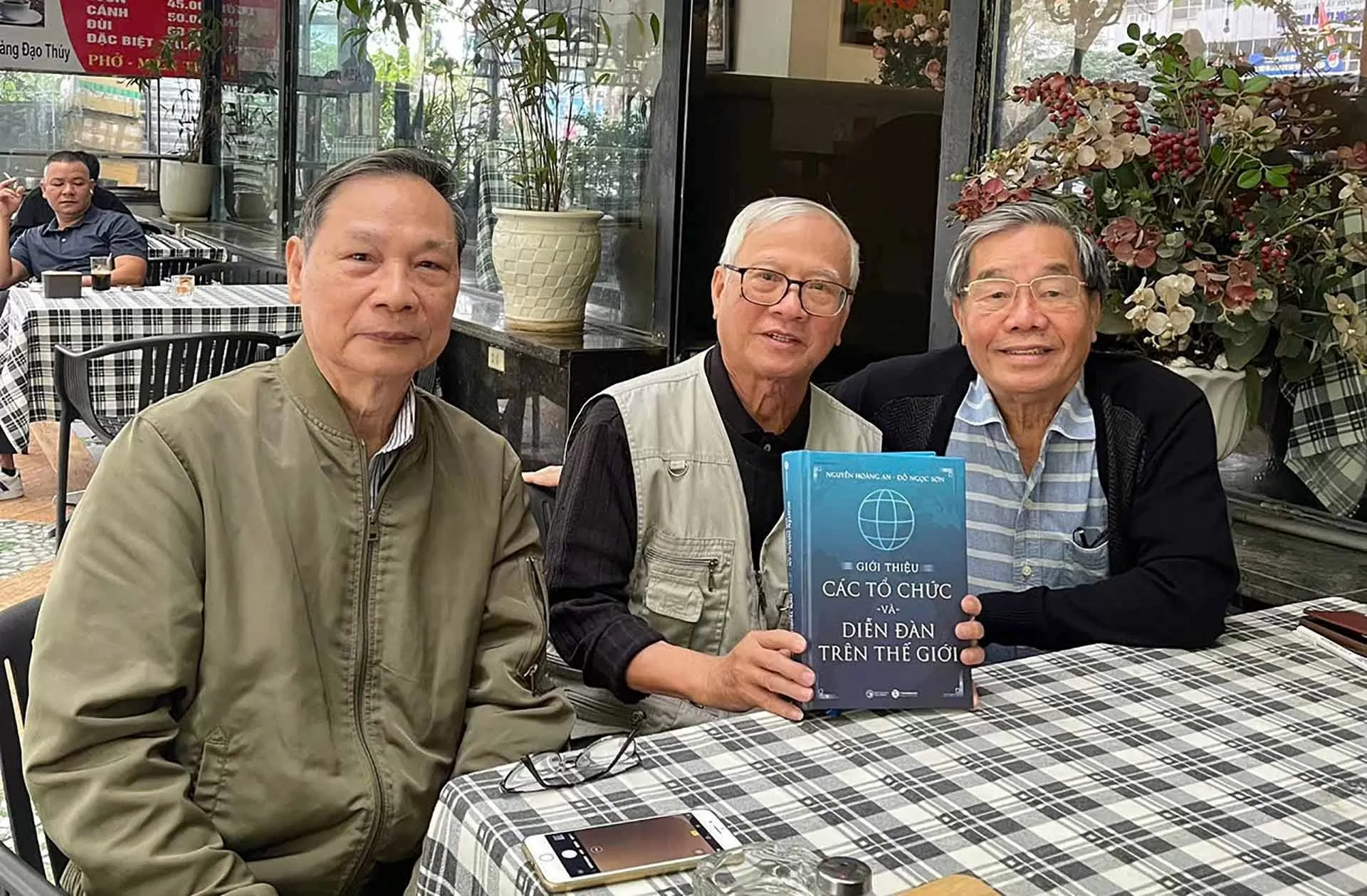 Đại sứ Nguyễn Thạc Dĩnh (ở giữa) cùng hai tác giả cuốn sách. Đại sứ Nguyễn Thạc Dĩnh (ở giữa) cùng hai tác giả cuốn sách.