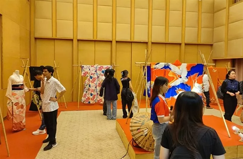 Khách tham quan thích thú bởi được chiêm ngưỡng những bộ kimono quý phái và một không gian mang đậm văn hóa Nhật (Ảnh: Hải Uyên) Khách tham quan thích thú bởi được chiêm ngưỡng những bộ kimono quý phái và một không gian mang đậm văn hóa Nhật (Ảnh: Hải Uyên)