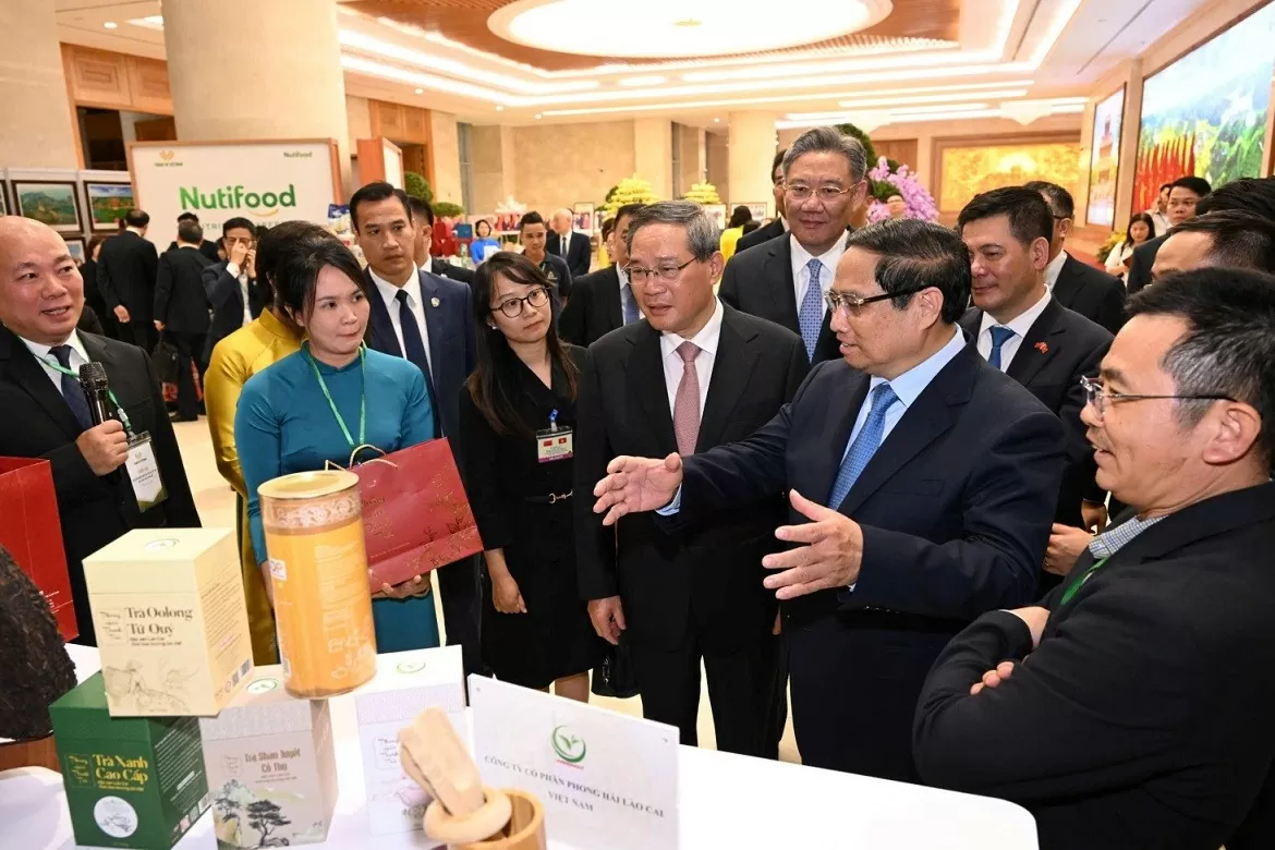 Thủ tướng Phạm Minh Chính và Thủ tướng Trung Quốc Lý Cường, Bộ trưởng Bộ Công Thương Nguyễn Hồng Diên... đi thăm gian hàng Việt Nam tại Triển lãm sản phẩm nông nghiệp đặc sắc của Việt Nam xuất khẩu sang Trung Quốc vào ngày 13/10/2024 tại Hà Nội.