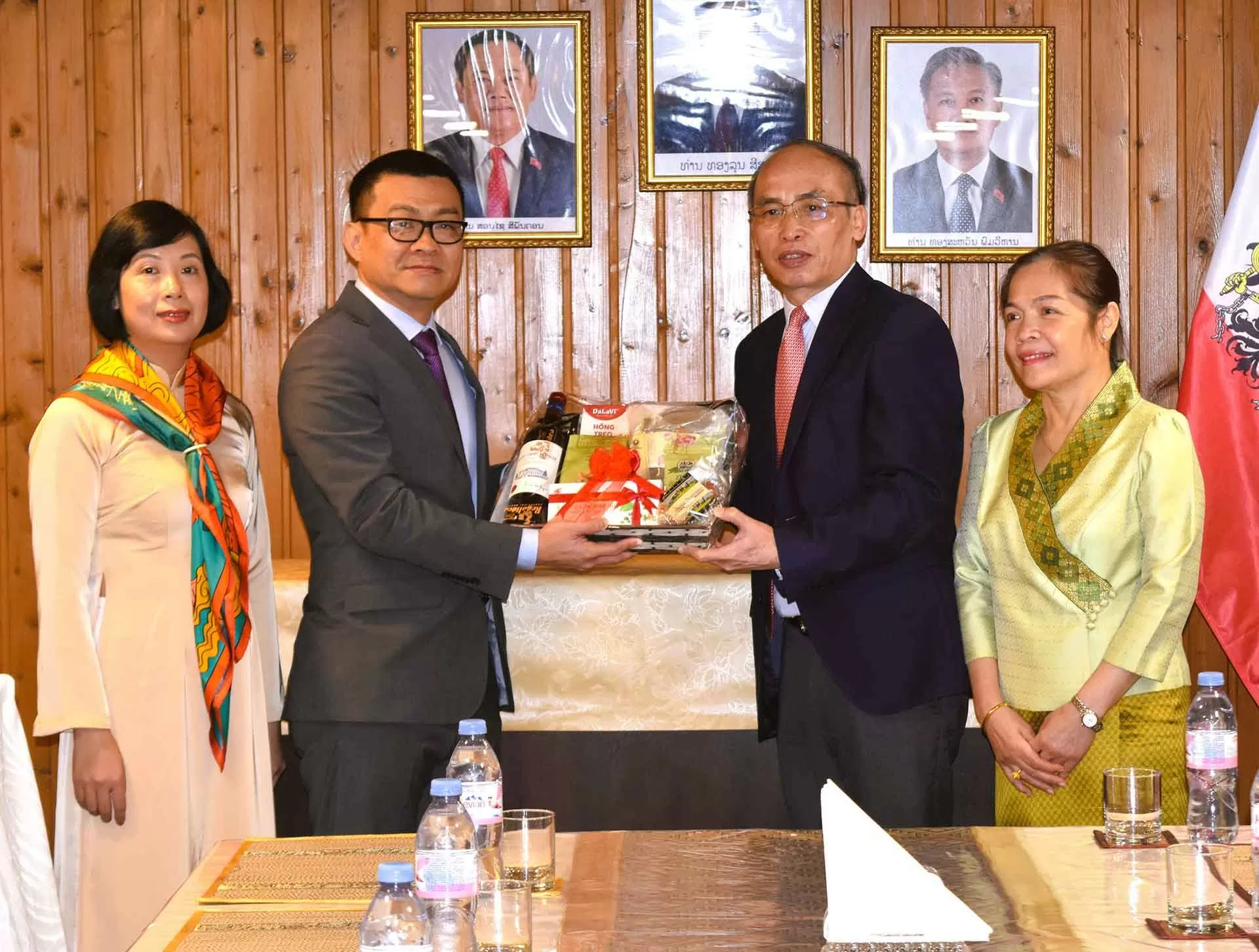 Đại sứ quán Việt Nam tại Áo chúc mừng 49 năm Quốc khánh Lào Đại sứ quán Việt Nam tại Áo chúc mừng 49 năm Quốc khánh Lào