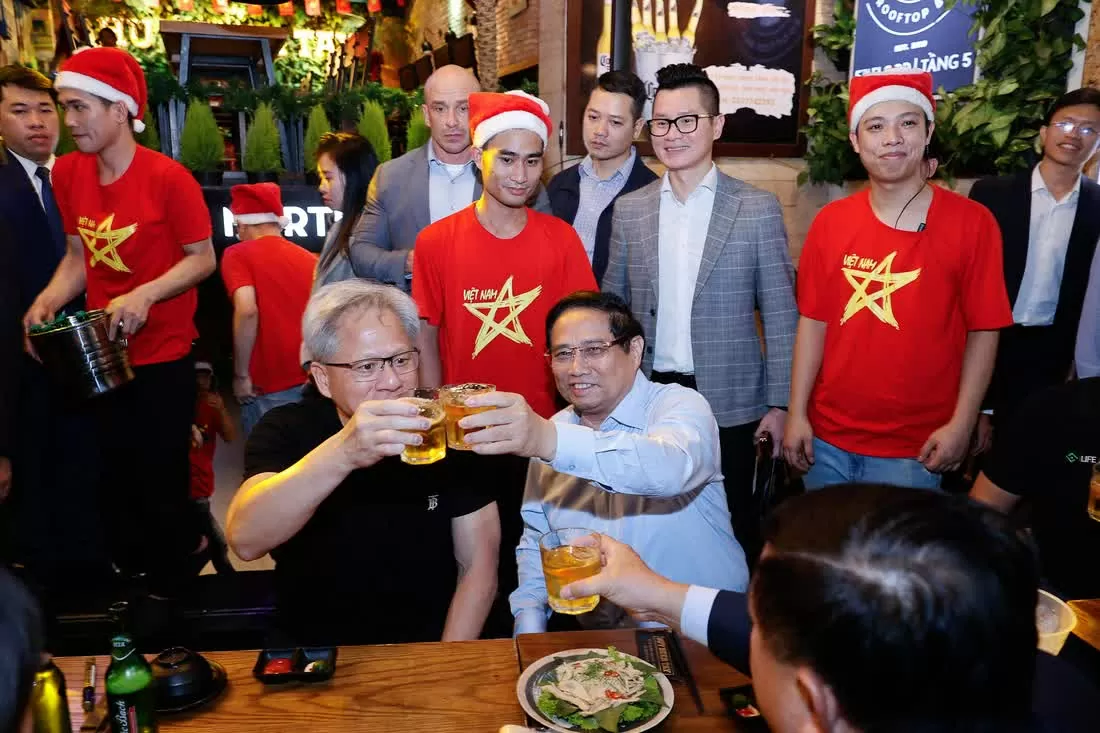 Thủ tướng Phạm Minh Chính và Chủ tịch Nvidia Jensen Huang cùng cụng ly sau khi thỏa thuận hợp tác giữa Việt Nam với Nvidia được ký kết chiều 5-12 - Ảnh: ĐOÀN BẮC Thủ tướng Phạm Minh Chính và Chủ tịch Nvidia Jensen Huang cùng cụng ly sau khi thỏa thuận hợp tác giữa Việt Nam với Nvidia được ký kết chiều 5-12 - Ảnh: ĐOÀN BẮC