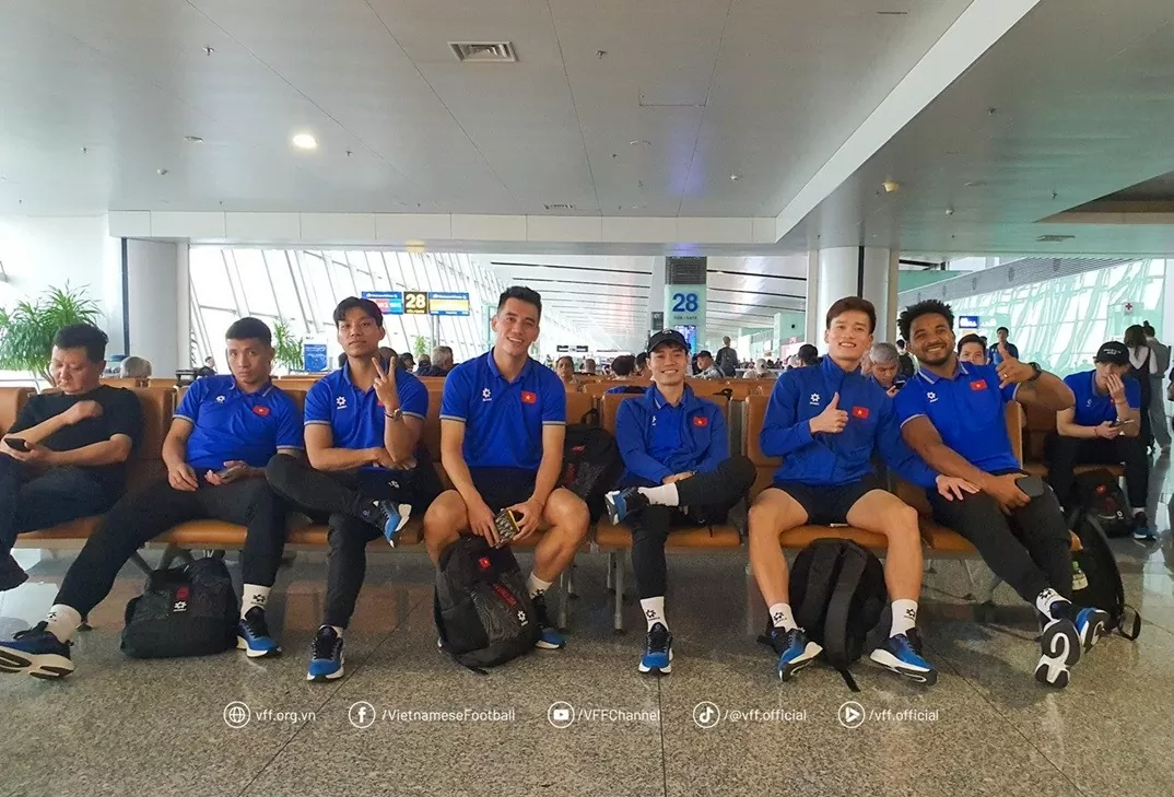 Nguyễn Xuân Son rạng rỡ cùng đội tuyển Việt Nam khởi hành dự ASEAN Cup 2024