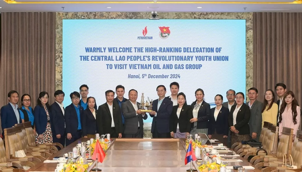 Đồng chí Trần Quang Dũng tặng quà lưu niệm cho đoàn công tác thanh niên Lào. (Nguồn: PVN) Đồng chí Trần Quang Dũng tặng quà lưu niệm cho đoàn công tác thanh niên Lào. (Nguồn: PVN)