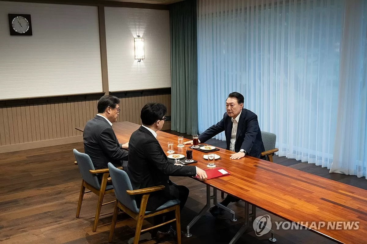 Tổng thống Yoon Suk Yeol (phải) có cuộc họp với Han Dong-hoon (giữa), lãnh đạo Đảng Quyền lực Nhân dân cầm quyền, tại văn phòng tổng thống ở Seoul, cùng với chánh văn phòng tổng thống Chung Jin-suk, trong bức ảnh do văn phòng của Yoon cung cấp. (ẢNH KHÔNG ĐƯỢC BÁN) (Yonhap) Tổng thống Yoon Suk Yeol (phải) có cuộc họp với Han Dong-hoon (giữa), lãnh đạo Đảng Quyền lực Nhân dân cầm quyền, tại văn phòng tổng thống ở Seoul, cùng với chánh văn phòng tổng thống Chung Jin-suk, trong bức ảnh do văn phòng của Yoon cung cấp. (ẢNH KHÔNG