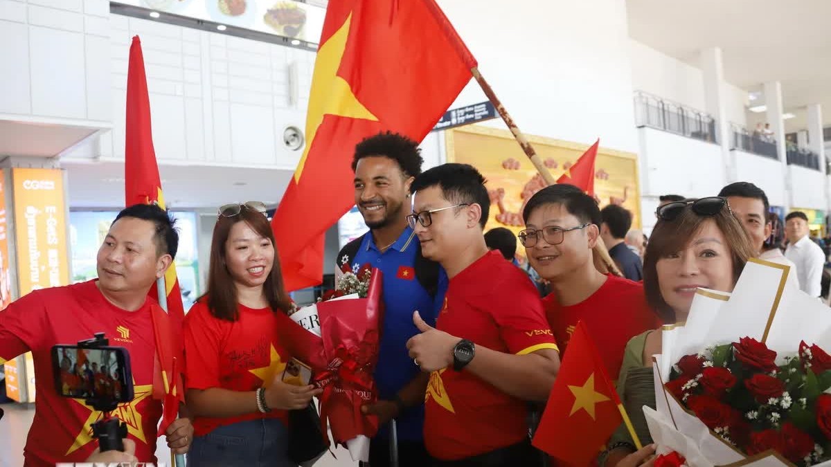 co dong vien viet nam tai lao chao don thay va tro doi tuyen bong da quoc gia viet nam