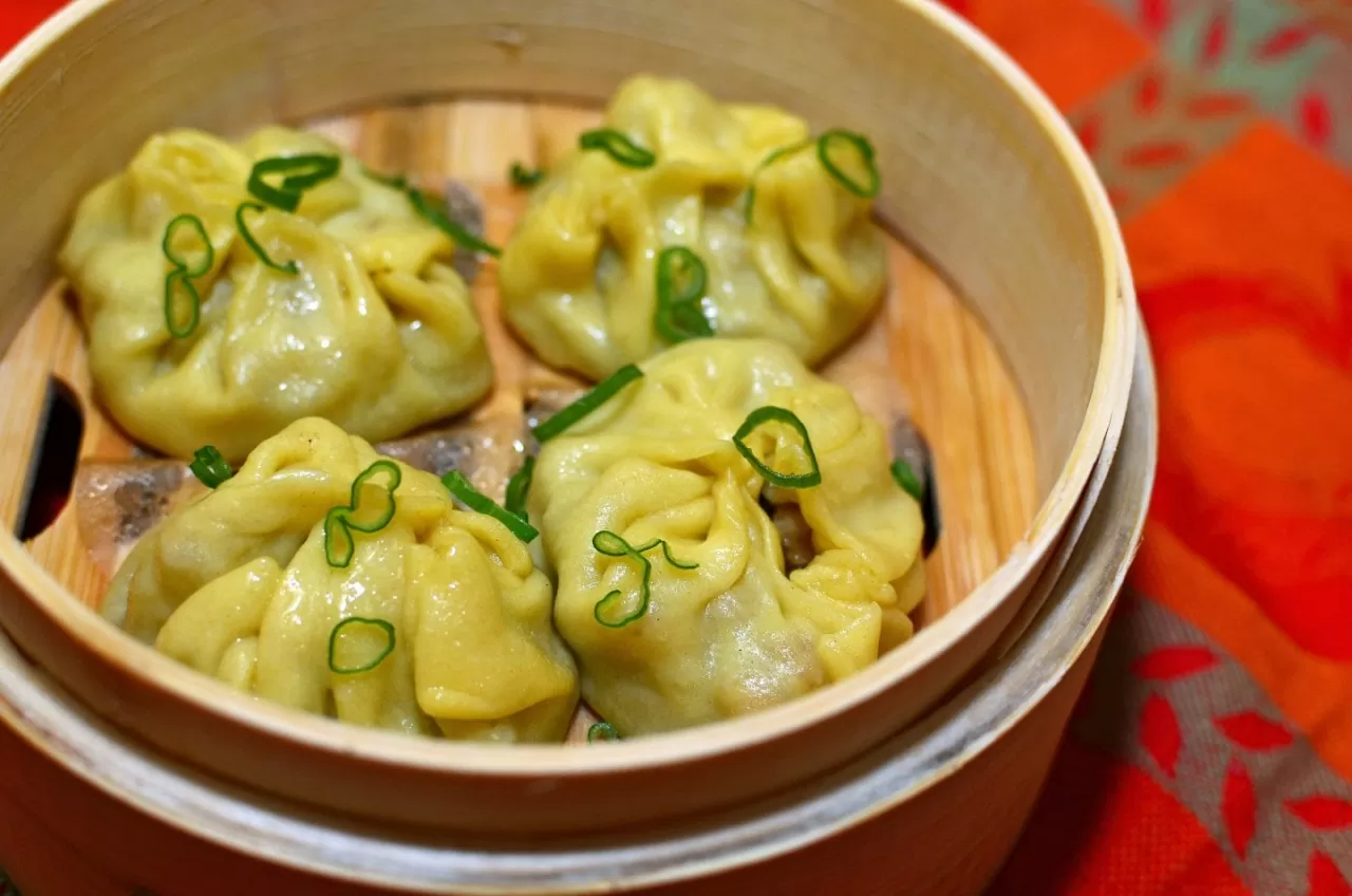 buuz và khuushuur là những món ăn phổ biến trong các dịp lễ hội, tượng trưng cho sự ấm áp, lòng hiếu khách và gắn kết gia đình. (Nguồn: Ingmar) buuz và khuushuur là những món ăn phổ biến trong các dịp lễ hội, tượng trưng cho sự ấm áp, lòng hiếu khách và gắn kết gia đình. (Nguồn: Ingmar)