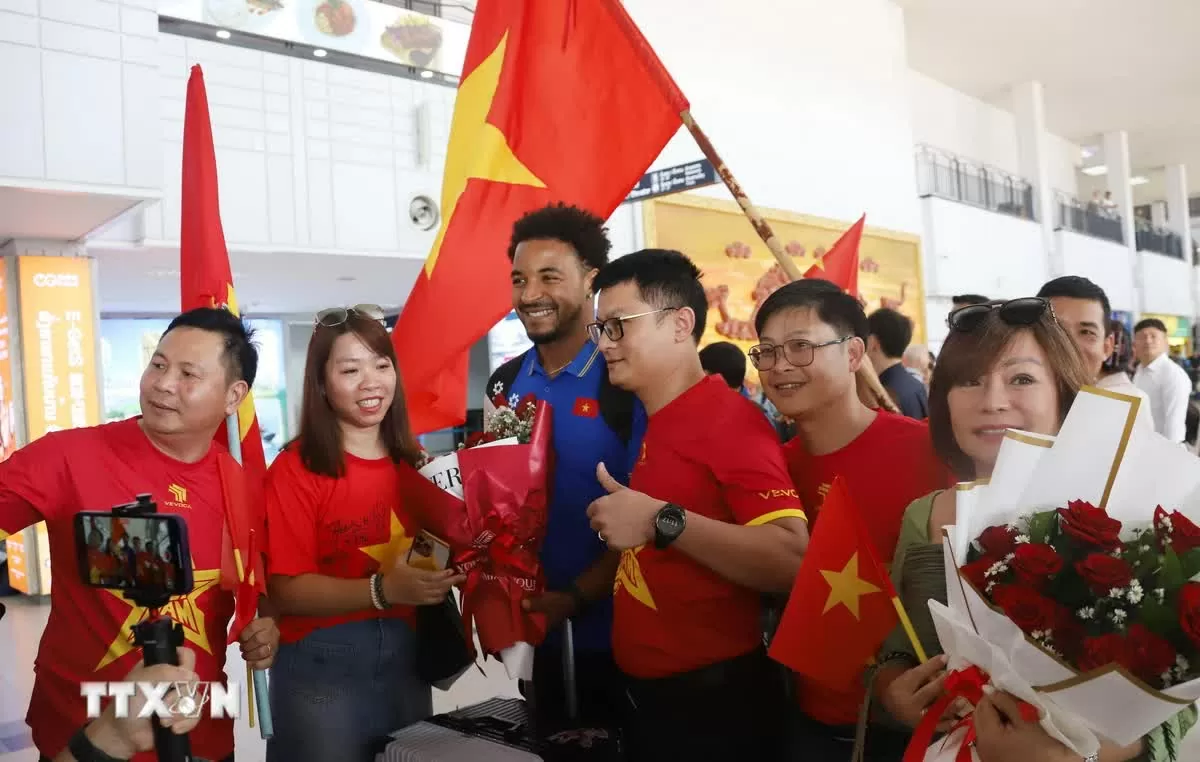 Cổ động viên Việt Nam tại Lào chào đón thầy và trò huấn luyện viên Kim Sang Sik Cổ động viên Việt Nam tại Lào chào đón thầy và trò huấn luyện viên Kim Sang Sik