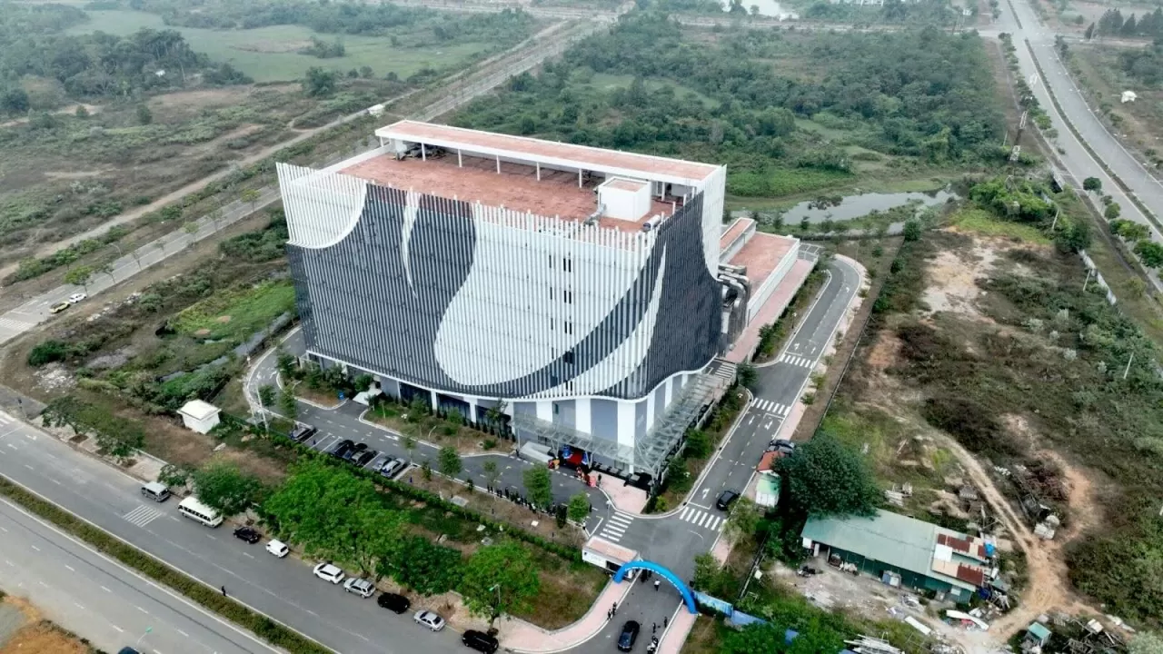 Toàn cảnh vị trí đặt Trung tâm Dữ liệu chính của TP Hà Nội. Toàn cảnh vị trí đặt Trung tâm Dữ liệu chính của TP Hà Nội.