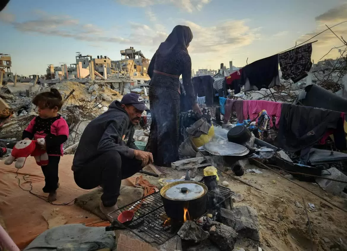 Xung đột Dải Gaza: Người dân Palestine đi bộ gần chục cây số với hi vọng 'có bữa no' Xung đột Dải Gaza: Người dân Palestine đi bộ gần chục cây số với hi vọng 'có bữa no'