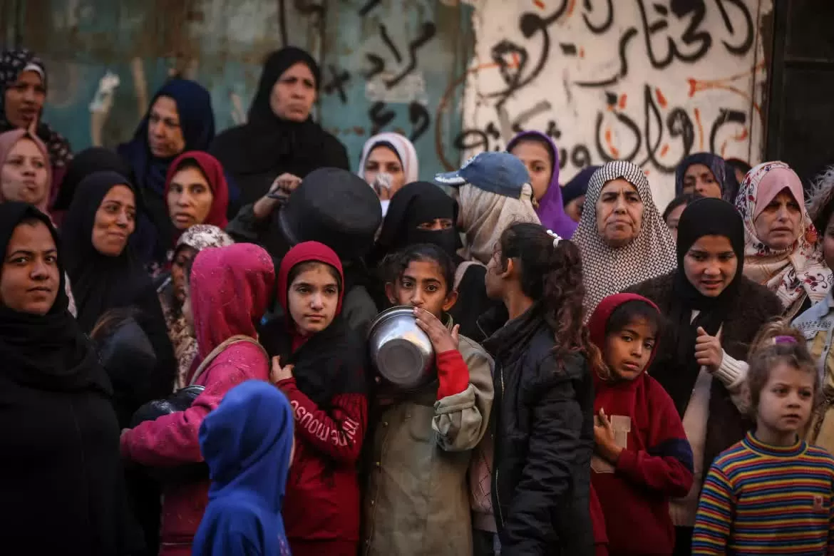 Xung đột Dải Gaza: Người dân Palestine đi bộ gần chục cây số với hi vọng 'có bữa no' Xung đột Dải Gaza: Người dân Palestine đi bộ gần chục cây số với hi vọng 'có bữa no'