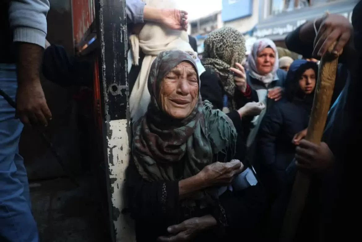 Xung đột Dải Gaza: Người dân Palestine đi bộ gần chục cây số với hi vọng 'có bữa no' Xung đột Dải Gaza: Người dân Palestine đi bộ gần chục cây số với hi vọng 'có bữa no'