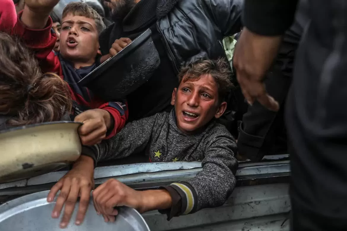Xung đột Dải Gaza: Người dân Palestine đi bộ gần chục cây số với hi vọng 'có bữa no' Xung đột Dải Gaza: Người dân Palestine đi bộ gần chục cây số với hi vọng 'có bữa no'