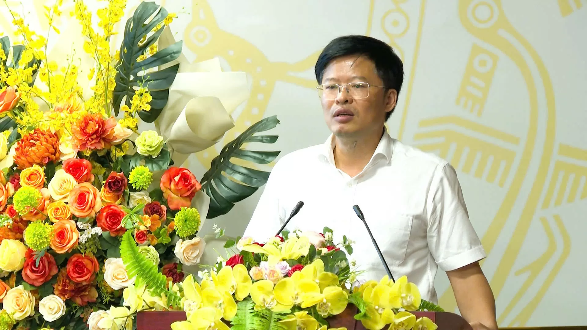 Đồng chí Nguyễn Trung Hiền, Tỉnh ủy viên, Bí thư Đảng bộ, Giám đốc Sở phát biểu tại buổi sinh hoạt chuyên đề