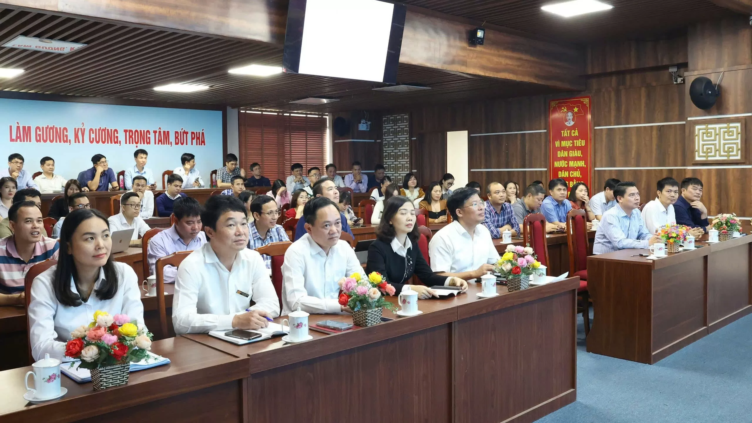 Đồng chí Nguyễn Trung Hiền, Tỉnh ủy viên, Bí thư Đảng bộ, Giám đốc Sở phát biểu tại buổi sinh hoạt chuyên đề