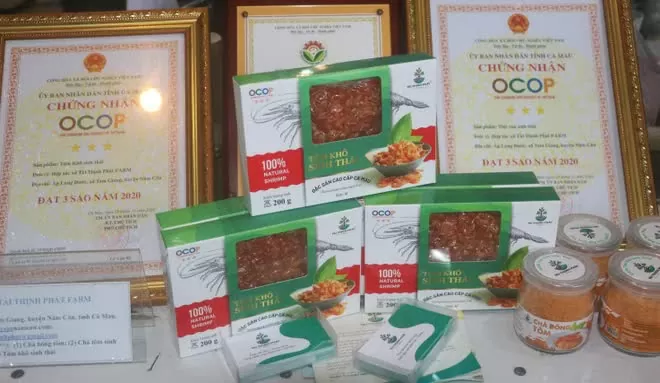 Sản phẩm OCOP của Hợp tác xã Tài Thịnh Phát FARM đã đầu tư nhiều hơn về mẫu mã, bao bì nhầm tăng lợi thế cạnh tranh trên thị trường. (Ảnh: Huỳnh Anh/TTXVN) Sản phẩm OCOP của Hợp tác xã Tài Thịnh Phát FARM đã đầu tư nhiều hơn về mẫu mã, bao bì nhầm tăng lợi thế cạnh tranh trên thị trường. (Ảnh: Huỳnh Anh/TTXVN)