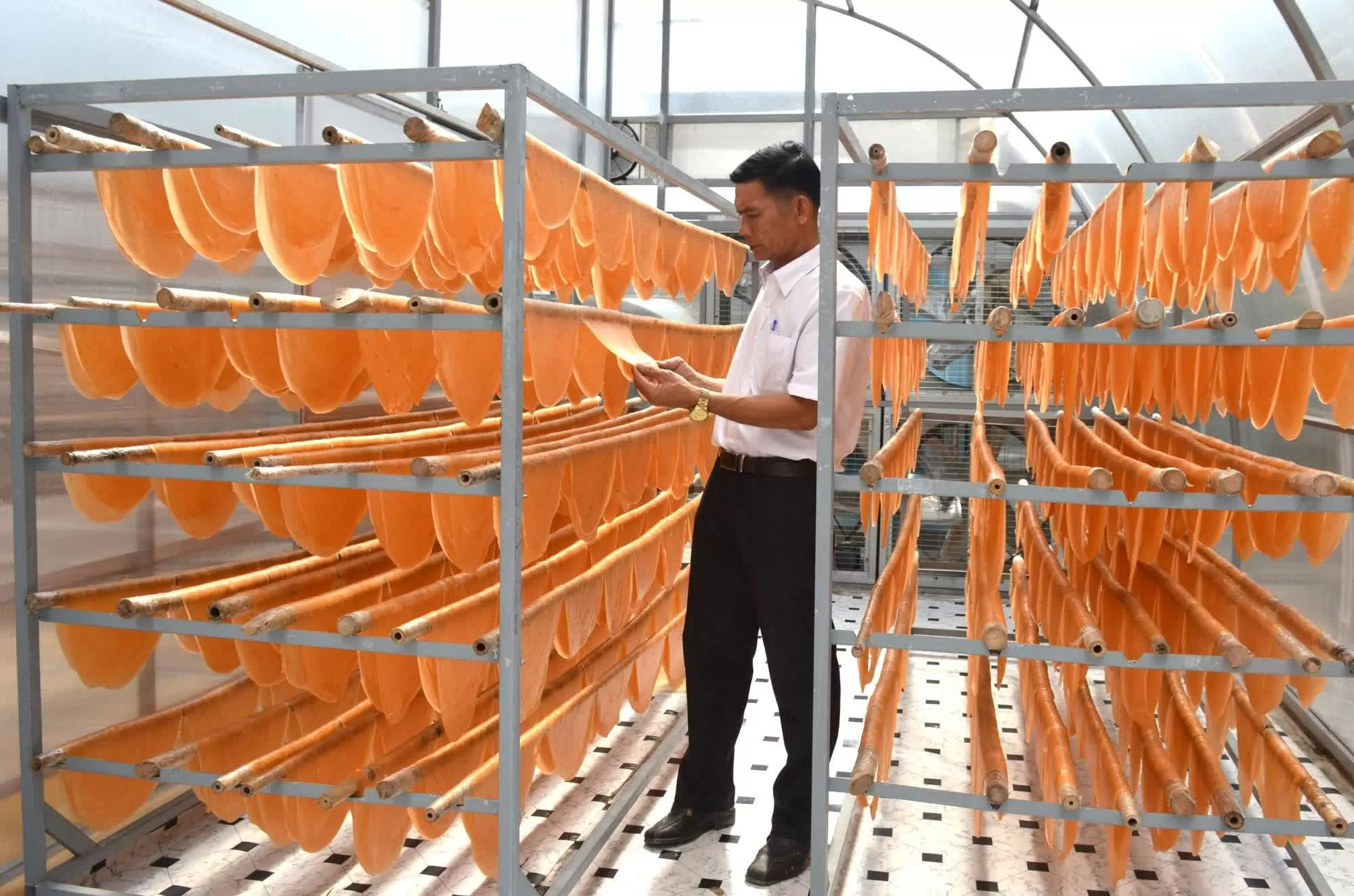 Bánh phồng tôm của HTX Tân Phát Lợi (H.Ngọc Hiển, Cà Mau)