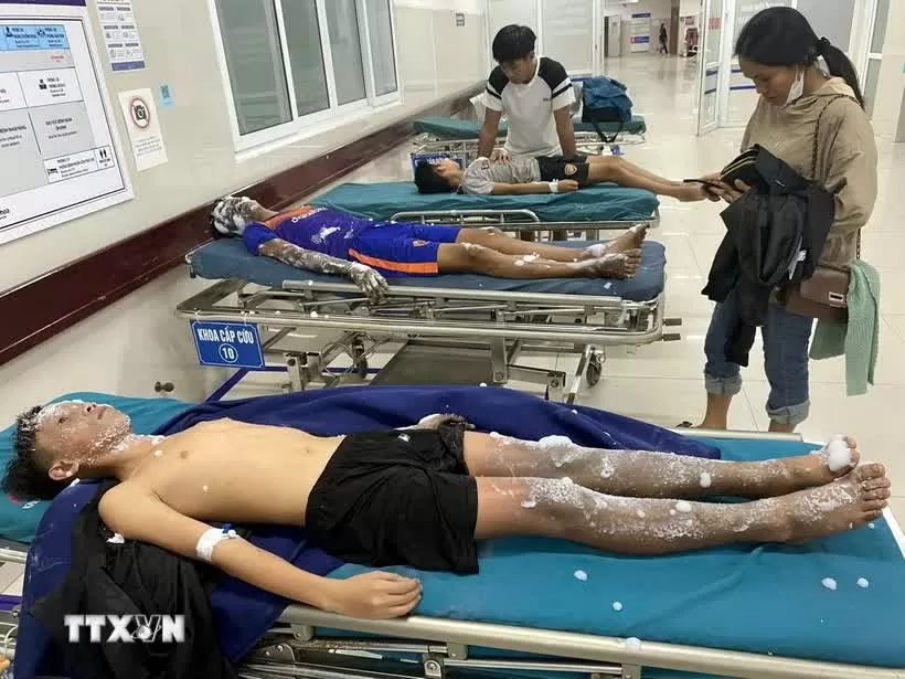 Bốn học sinh nhập viện cấp cứu do chế pháo nổ ở Quảng Bình. (Ảnh: TTXVN phát) Bốn học sinh nhập viện cấp cứu do chế pháo nổ ở Quảng Bình. (Ảnh: TTXVN phát)