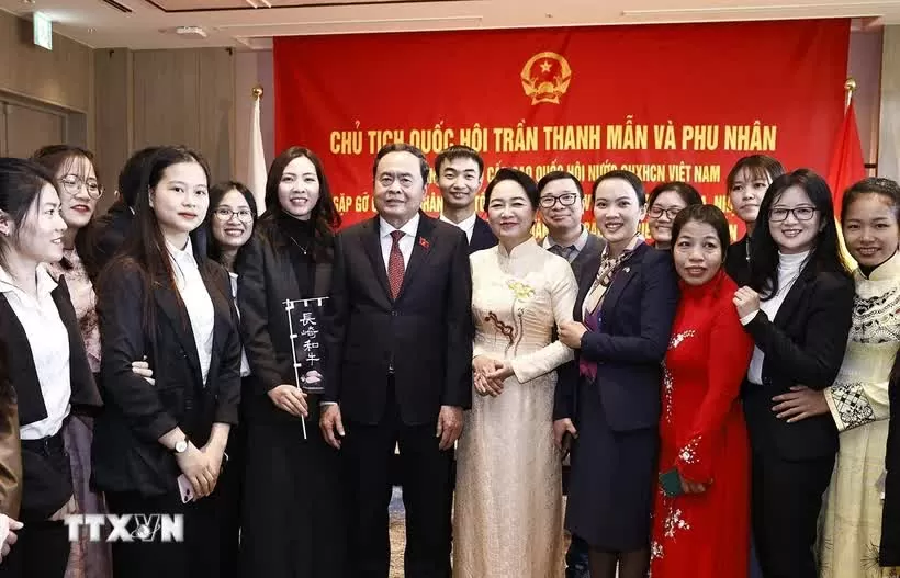 Chủ tịch Quốc hội Trần Thanh Mẫn và Phu nhân với đại diện cộng đồng người Việt Nam tại khu vực Kyushu, Okinawa và Trung Nam Nhật Bản. (Ảnh: Doãn Tấn/TTXVN) Chủ tịch Quốc hội Trần Thanh Mẫn và Phu nhân với đại diện cộng đồng người Việt Nam tại khu vực Kyushu, Okinawa và Trung Nam Nhật Bản. (Ảnh: Doãn Tấn/TTXVN)
