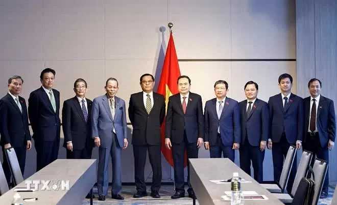 Chủ tịch Quốc hội Trần Thanh Mẫn với đại biểu. (Ảnh: Doãn Tấn/TTXVN)