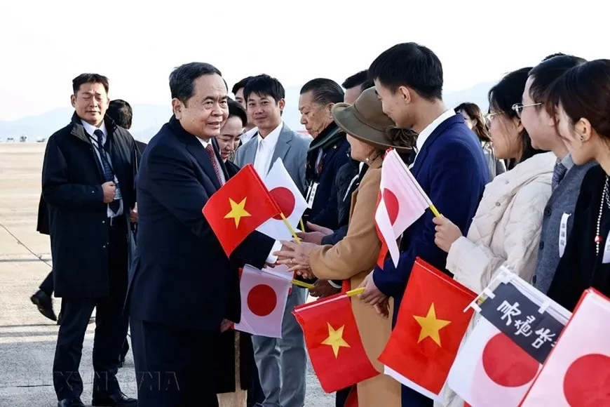 Đại diện cộng đồng người Việt Nam ở Nhật Bản tiễn Chủ tịch Quốc hội Trần Thanh Mẫn và phu nhân tại sân bay. Ảnh: TTXVN