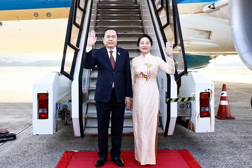Chủ tịch Quốc hội Trần Thanh Mẫn và phu nhân cùng đoàn đại biểu cấp cao Quốc hội nước ta rời tỉnh Nagasaki, lên đường về nước. Ảnh: TTXVN