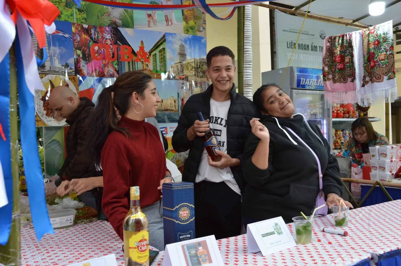 Người dân tấp nập tham gia Liên hoan Ẩm thực quốc tế 2024 Người dân tấp nập tham gia Liên hoan Ẩm thực quốc tế 2024