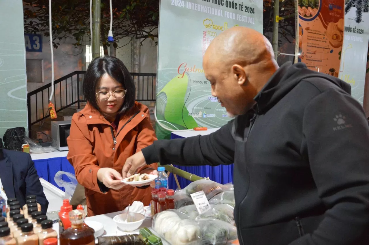 Người dân tấp nập tham gia Liên hoan Ẩm thực quốc tế 2024 Người dân tấp nập tham gia Liên hoan Ẩm thực quốc tế 2024