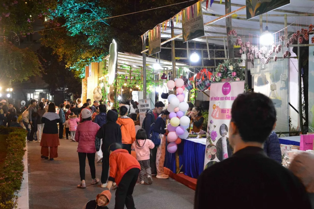 Người dân tấp nập tham gia Liên hoan Ẩm thực quốc tế 2024 Người dân tấp nập tham gia Liên hoan Ẩm thực quốc tế 2024
