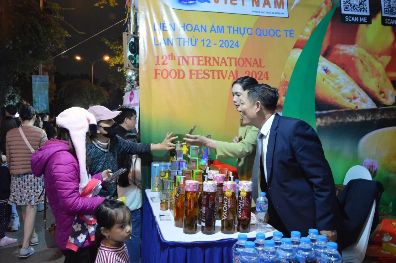 Người dân tấp nập tham gia Liên hoan Ẩm thực quốc tế 2024 Người dân tấp nập tham gia Liên hoan Ẩm thực quốc tế 2024