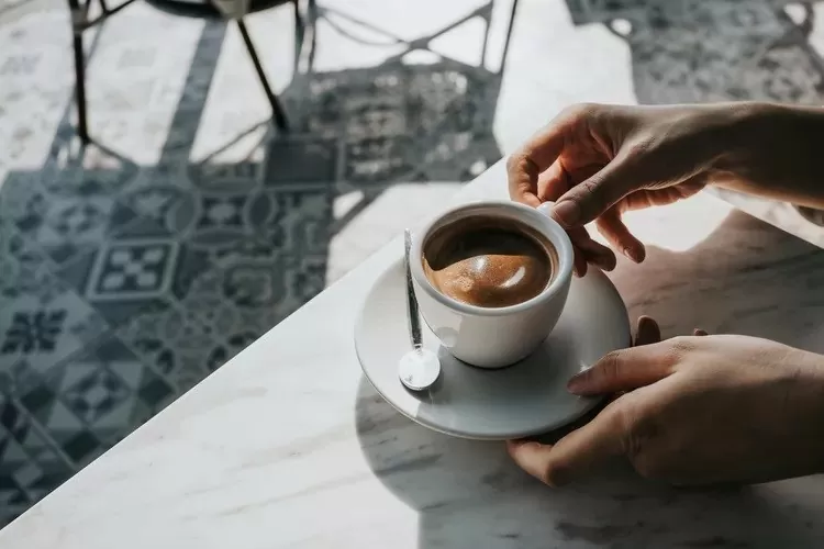 Cảnh báo tác hại của thói quen uống cà phê khi bụng đói Cảnh báo tác hại của thói quen uống cà phê khi bụng đói