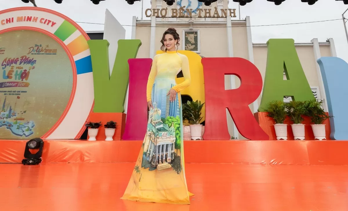 Hoa hậu Luma Russo Moura hiện có mặt ở Việt Nam, tham gia Tuần lễ Du lịch TP. Hồ Chí Minh 2024 với chủ đề Sống động mùa lễ hội - Vibrant Fest, diễn ra từ ngày 5-12/12. Người đẹp Brazil diện áo dài vẽ họa tiết phong cảnh TP. Hồ Chí Minh với những tòa nhà cao tầng, tôn dáng thon thả cùng nhan sắc rạng ngời.