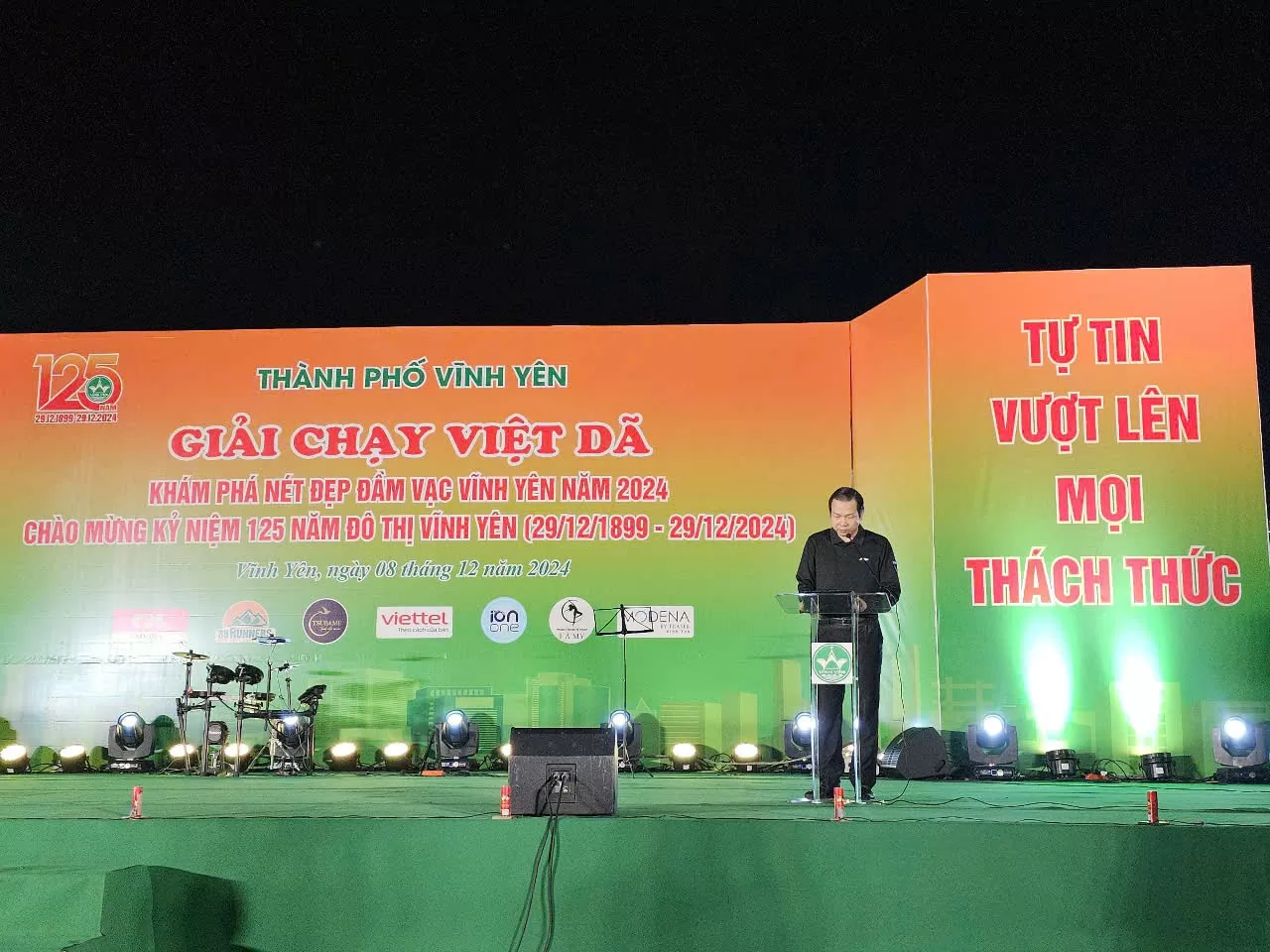 Phó Chủ tịch UBND thành phố Vĩnh Yên, Trưởng Ban Tổ chức giải chạy Hoàng Đình Thuật phát biểu khai mạc. Ảnh: Tống Thoan