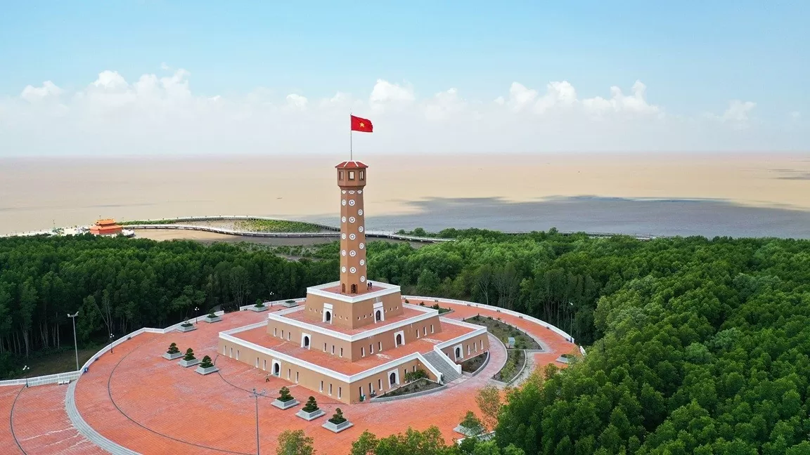 Cột cờ Hà Nội tại Đất Mũi. Công trình gồm 3 tầng, cao hơn 41m, mô phỏng theo kiến trúc của cột cờ Hà Nội từ trên kỳ đài có thể ngắm nhìn rừng đước và Biển Đông. Ảnh: Chu Đức Việt Cột cờ Hà Nội tại Đất Mũi. Công trình gồm 3 tầng, cao hơn 41m, mô phỏng theo kiến trúc của cột cờ Hà Nội từ trên kỳ đài có thể ngắm nhìn rừng đước và Biển Đông. Ảnh: Chu Đức Việt