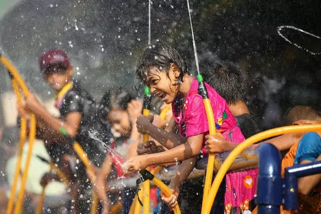 Lễ hội Thingyan ở Myanmar và Lễ hội Eid ở Nigeria là di sản văn hóa phi vật thể của UNESCO Lễ hội Thingyan ở Myanmar và Lễ hội Eid ở Nigeria là di sản văn hóa phi vật thể của UNESCO