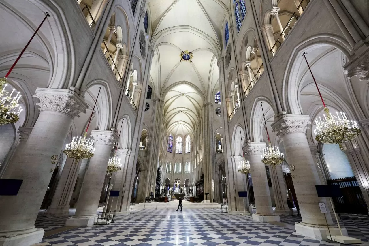 Pháp: Khung cảnh choáng ngợp bên trong Nhà thờ Đức Bà Paris Pháp: Khung cảnh choáng ngợp bên trong Nhà thờ Đức Bà Paris