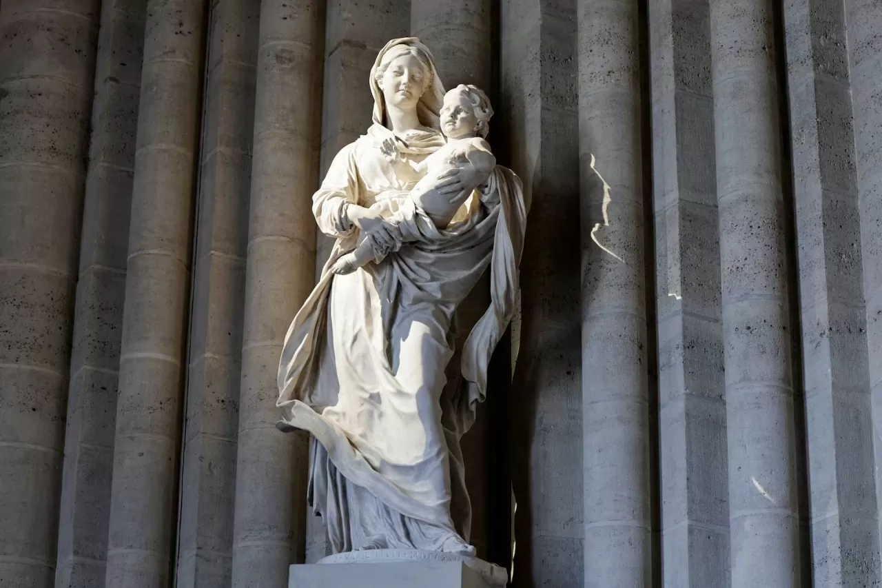 Pháp: Khung cảnh choáng ngợp bên trong Nhà thờ Đức Bà Paris Pháp: Khung cảnh choáng ngợp bên trong Nhà thờ Đức Bà Paris