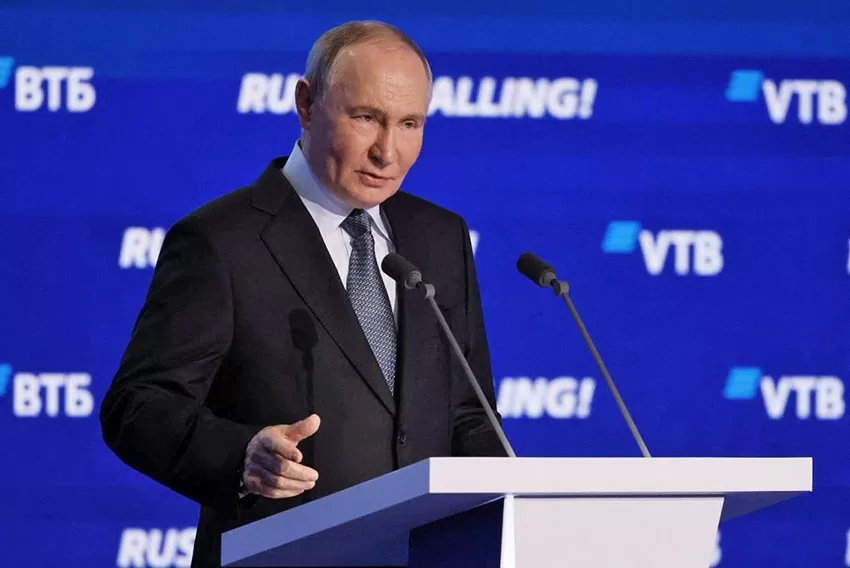 Tổng thống Nga Vladimir Putin phát biểu tại Diễn đàn Đầu tư VTB ở Moscow, ngày 4/12. Ông Putin cáo buộc Mỹ sử dụng đồng USD như một công cụ chính trị và quân sự để áp đặt sức ép lên các quốc gia khác, đồng thời chỉ ra rằng việc lạm dụng này đang làm giảm ảnh hưởng của đồng USD trên toàn cầu. (Nguồn: RIA Novosti) Tổng thống Nga Vladimir Putin phát biểu tại Diễn đàn Đầu tư VTB ở Moscow, ngày 4/12. Ông Putin cáo buộc Mỹ sử dụng đồng USD như một công cụ chính trị và quân sự để áp đặt sức ép lên các quốc gia khác, đồng thời chỉ ra rằng việc lạm dụng này đang làm giảm