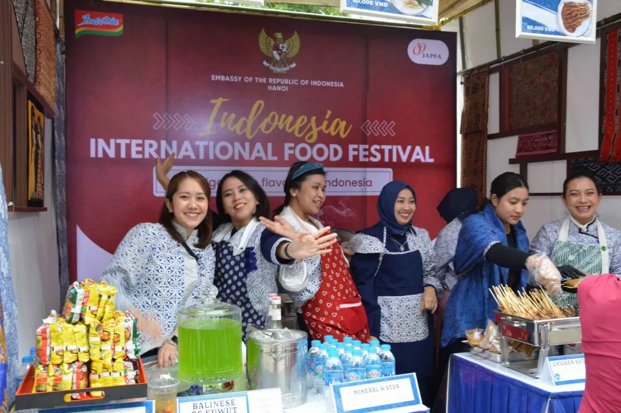 Các nhân viên Đại sứ quán Indonesia tại Việt Nam hoà mình vào không khí sôi động của sự kiện. (Ảnh: Phạm Hiền) Các nhân viên Đại sứ quán Indonesia tại Việt Nam hoà mình vào không khí sôi động của sự kiện. (Ảnh: Phạm Hiền)