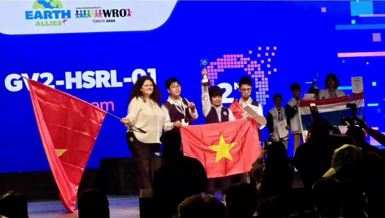 Đội GV2-HSRL-01 với các em học sinh: Trần Minh Quân, Phạm Như Lâm, Nguyễn Quang Minh đến từ trường THCS Giảng Võ 2 - Hà Nội đã xuất sắc đạt giải Á Quân bảng Robomission độ tuổi 8-12 tuổi (từ trái sang phải) Đội GV2-HSRL-01 với các em học sinh: Trần Minh Quân, Phạm Như Lâm, Nguyễn Quang Minh đến từ trường THCS Giảng Võ 2 - Hà Nội đã xuất sắc đạt giải Á Quân bảng Robomission độ tuổi 8-12 tuổi (từ trái sang phải)