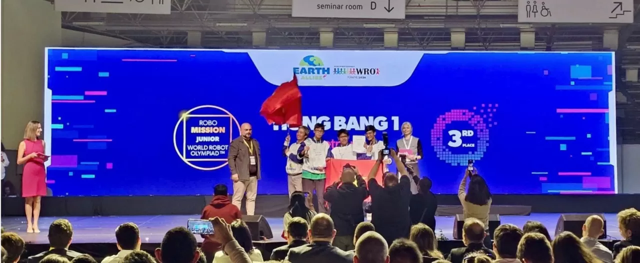 Đội HONG BANG 1 với các em học sinh Vũ Đức Hùng Anh đến từ trường THPT Lê Quý Đôn (giữa) và Hoàng Chân Nguyên (trái) , Đoàn Thành Nhân (phải) đến từ trường THPT chuyên Phổ Thông Năng Khiếu TP.HCM đạt hạng 3 bảng thi từ 11-15 tuổi Đội HONG BANG 1 với các em học sinh Vũ Đức Hùng Anh đến từ trường THPT Lê Quý Đôn (giữa) và Hoàng Chân Nguyên (trái) , Đoàn Thành Nhân (phải) đến từ trường THPT chuyên Phổ Thông Năng Khiếu TP.HCM đạt hạng 3 bảng thi từ 11-15 tuổi