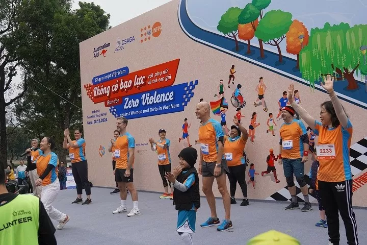 Sự kiện năm nay đã nhận được sư ủng hộ và hỗ trợ tài chính của nhiều tổ chức quốc tế khác nhau (Tổ chức Vì sự đa dạng giới và Tính dục Na Uy), các đại sứ quán (Đại sứ quán Thụy Sỹ), các tổ chức thuộc khu vực tư nhân (Movenpick Hotel Hanoi Centre, công ty ON) và chính những người chạy. (Nguồn: UNFPA) Sự kiện năm nay đã nhận được sư ủng hộ và hỗ trợ tài chính của nhiều tổ chức quốc tế khác nhau (Tổ chức Vì sự đa dạng giới và Tính dục Na Uy), các đại sứ quán (Đại sứ quán Thụy Sỹ), các tổ chức thuộc khu vực tư nhân (Movenpick Hotel Hanoi Centre, công ty ON) và chính những người chạy. (Nguồn: UNFPA)