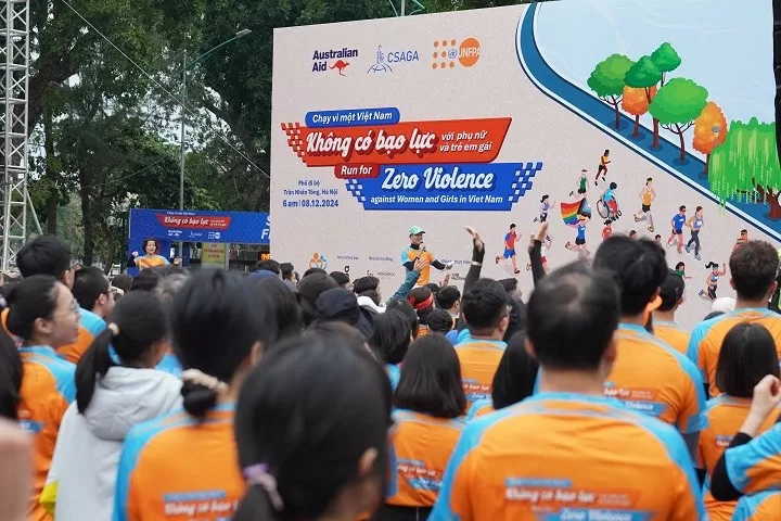 Hơn 2.000 người tham gia sự kiện, bao gồm trẻ em, thanh thiếu niên và đại diện cộng đồng LGBTQI+, những người khuyết tật, thể hiện tinh thần hòa nhập và tính toàn diện của phong trào chấm dứt bạo lực đối với phụ nữ và trẻ em gái. (Nguồn: UNFPA) Hơn 2.000 người tham gia sự kiện, bao gồm trẻ em, thanh thiếu niên và đại diện cộng đồng LGBTQI+, những người khuyết tật, thể hiện tinh thần hòa nhập và tính toàn diện của phong trào chấm dứt bạo lực đối với phụ nữ và trẻ em gái. (Nguồn: UNFPA)