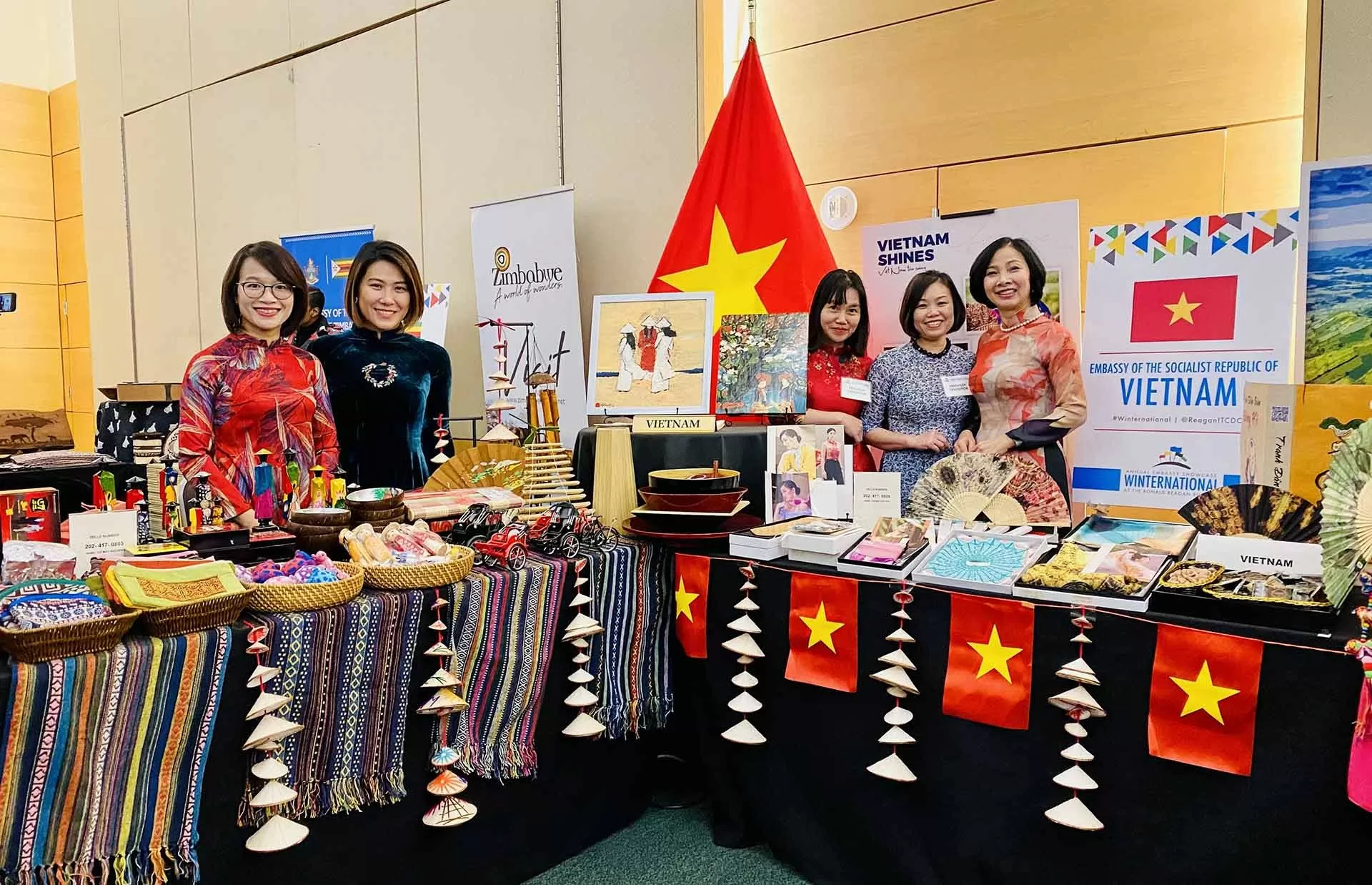 Văn hoá, nghệ thuật truyền thống Việt Nam thu hút sự quan tâm tại Hội chợ quốc tế mùa Đông ở Mỹ Văn hoá, nghệ thuật truyền thống Việt Nam thu hút sự quan tâm tại Hội chợ quốc tế mùa Đông ở Mỹ