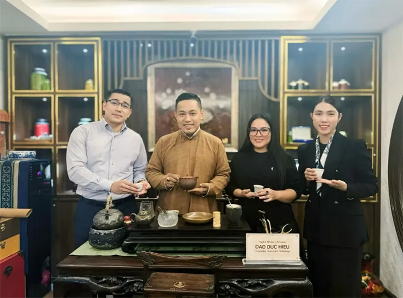 Từ trái sang: Doanh nhân Phạm Đình Thương; Nghệ nhân trà Đào Đức Hiếu; Doanh nhân Phan Phương Châm và CEO Lê Thị Duyên thưởng trà trong không gian văn hóa trà Việt. Từ trái sang: Doanh nhân Phạm Đình Thương; Nghệ nhân trà Đào Đức Hiếu; Doanh nhân Phan Phương Châm và CEO Lê Thị Duyên thưởng trà trong không gian văn hóa trà Việt.