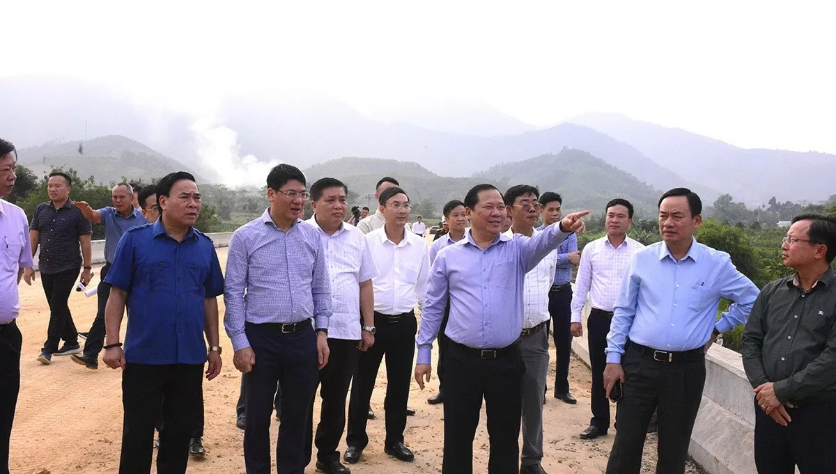 Ông Nguyễn Phi Long, Ủy viên dự khuyết Ban Chấp hành Trung ương Đảng, Bí thư Tỉnh ủy và đoàn công tác kiểm tra tiến độ thi công dự án đường liên kết vùng tại địa phận huyện Kim Bôi ngày 21/11/2024. (Nguồn: Báo Hòa Bình) Ông Nguyễn Phi Long, Ủy viên dự khuyết Ban Chấp hành Trung ương Đảng, Bí thư Tỉnh ủy và đoàn công tác kiểm tra tiến độ thi công dự án đường liên kết vùng tại địa phận huyện Kim Bôi ngày 21/11/2024. (Nguồn: Báo Hòa Bình)