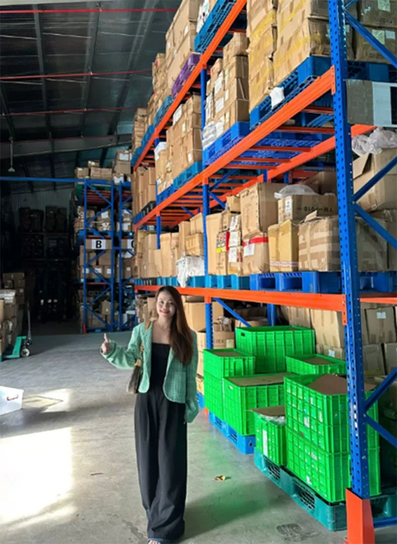 CEO Thu Vân tại xưởng sản xuất sản phẩm