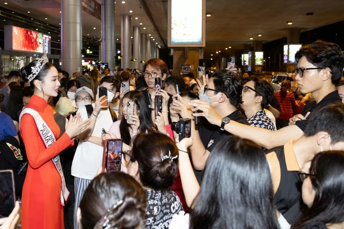 Á hậu 3 Liên lục địa Bùi Khánh Linh trở về Á hậu 3 Liên lục địa Bùi Khánh Linh trở về