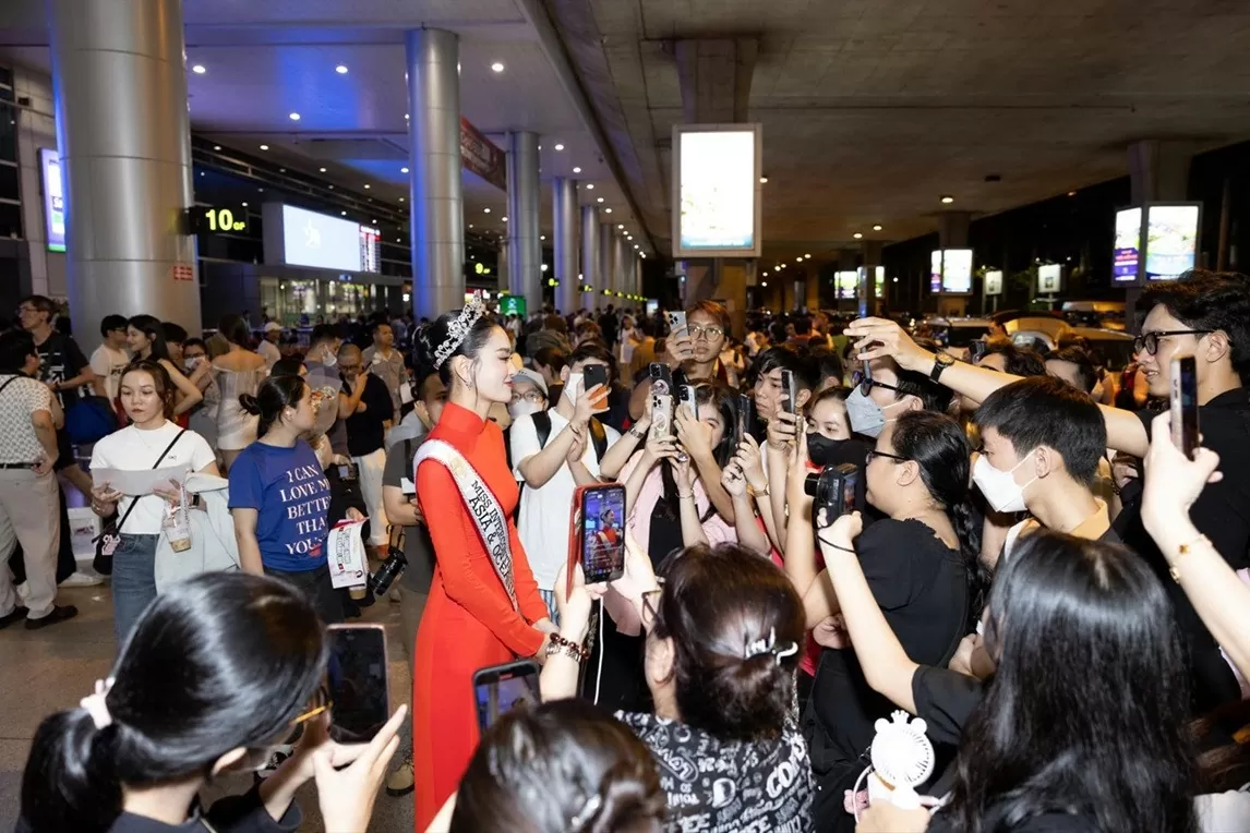 Á hậu 3 Liên lục địa Bùi Khánh Linh trở về Á hậu 3 Liên lục địa Bùi Khánh Linh trở về